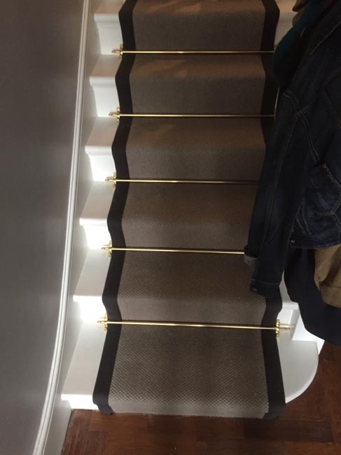 portfolio carpets grey stairs black border golden stairrods 01