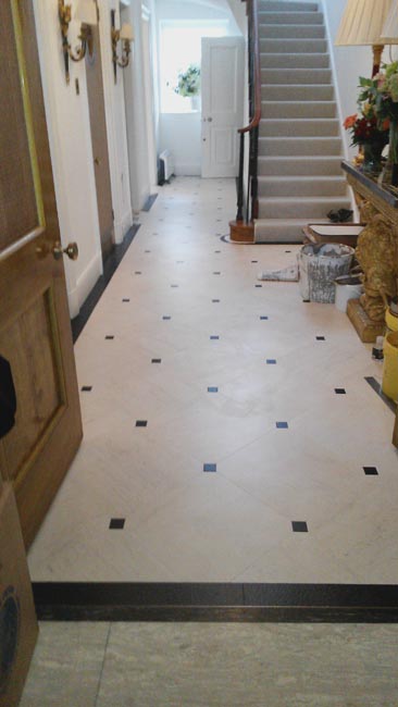 portfolio-smooth-floors-amtico-black-and-white-tile-hallway-01