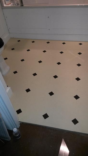 portfolio-smooth-floors-amtico-black-and-white-tile-hallway-02
