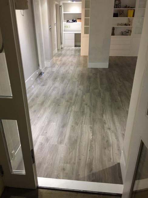 portfolio-smooth-floors-rooms-amtico-grey-wood-installation-02