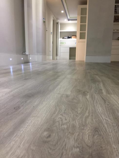 portfolio-smooth-floors-rooms-amtico-grey-wood-installation-05