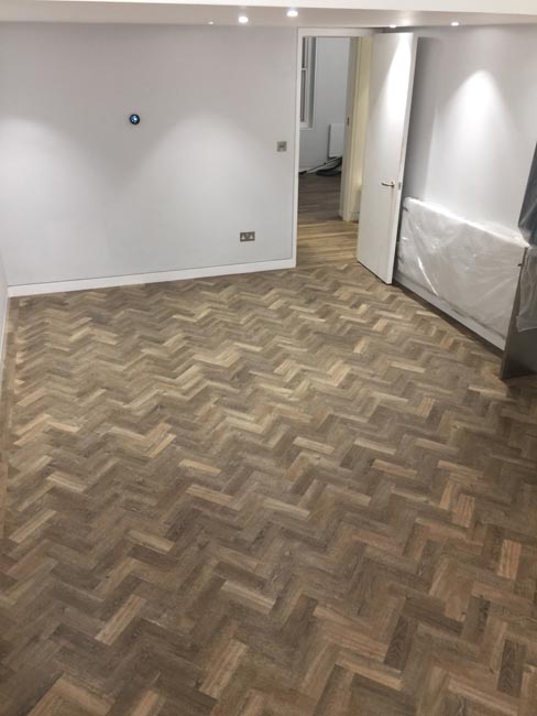 portfolio-smooth-floors-rooms-amtico-herringbone-design-04