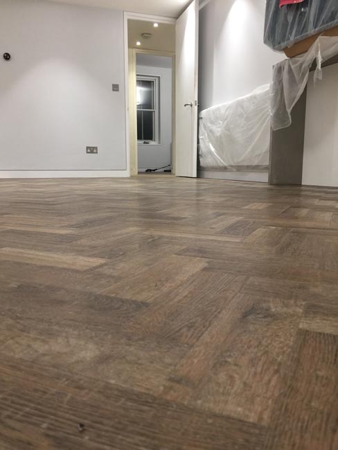 portfolio-smooth-floors-rooms-amtico-herringbone-design-05