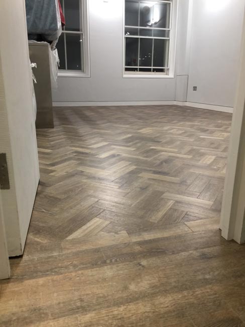 portfolio-smooth-floors-rooms-amtico-herringbone-design-11
