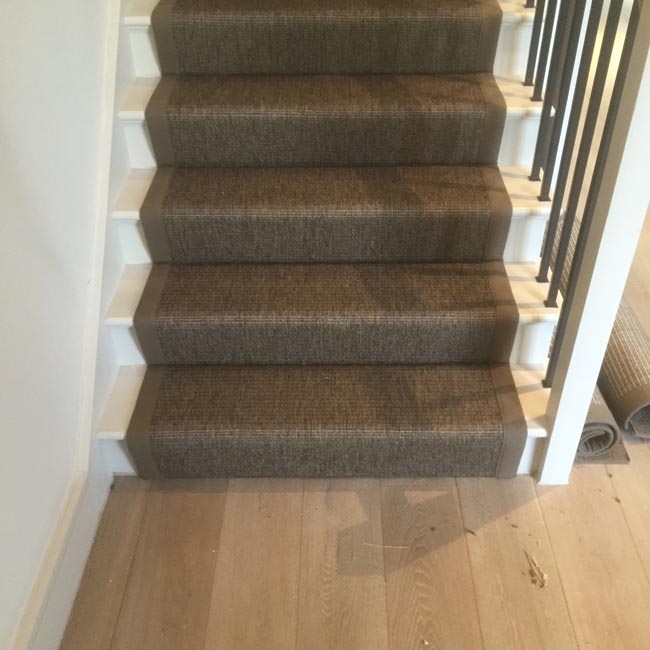 portfolio-carpets-grey-sisal-carpet-as-runner-on-stairs-01