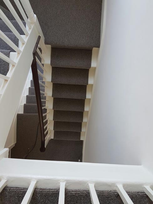 portfolio-carpets-grey-stair-runner-with-whipping-03