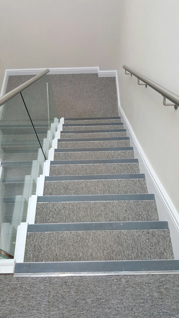 portfolio-commercial-office-stairs-carpeted-with-black-nosings-01