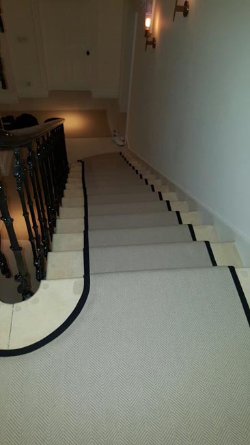 portfolio-carpets-flat-weave-grey-installation-with-black-border-01