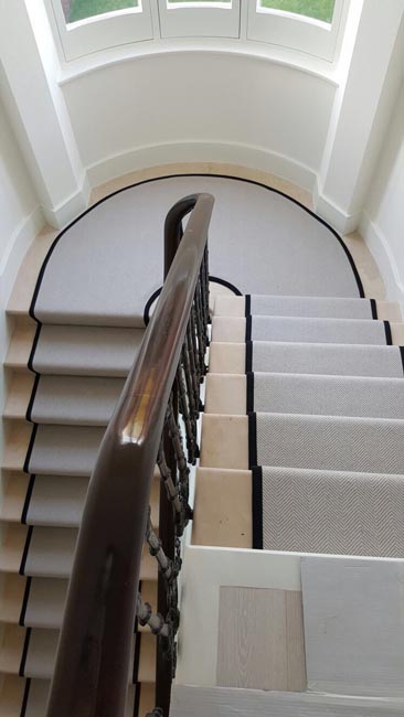 portfolio-carpets-flat-weave-grey-installation-with-black-border-02