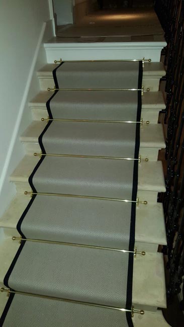 portfolio-carpets-flat-weave-grey-installation-with-black-border-03