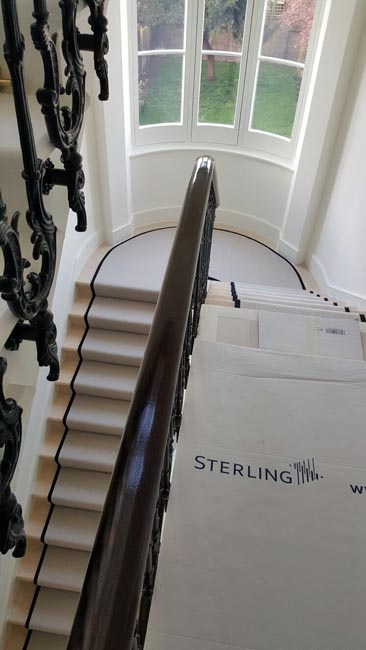 portfolio-carpets-flat-weave-grey-installation-with-black-border-04