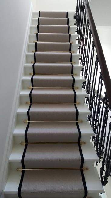 portfolio-carpets-flat-weave-grey-installation-with-black-border-06