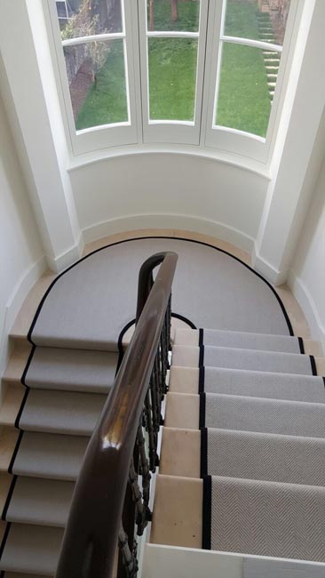 portfolio-carpets-flat-weave-grey-installation-with-black-border-08