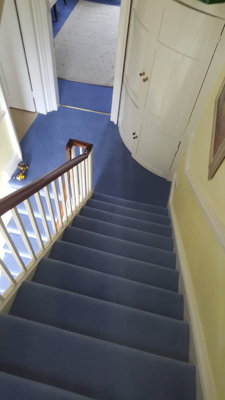 portfolio blue-carpet-stairrods-installation-barnes (2)