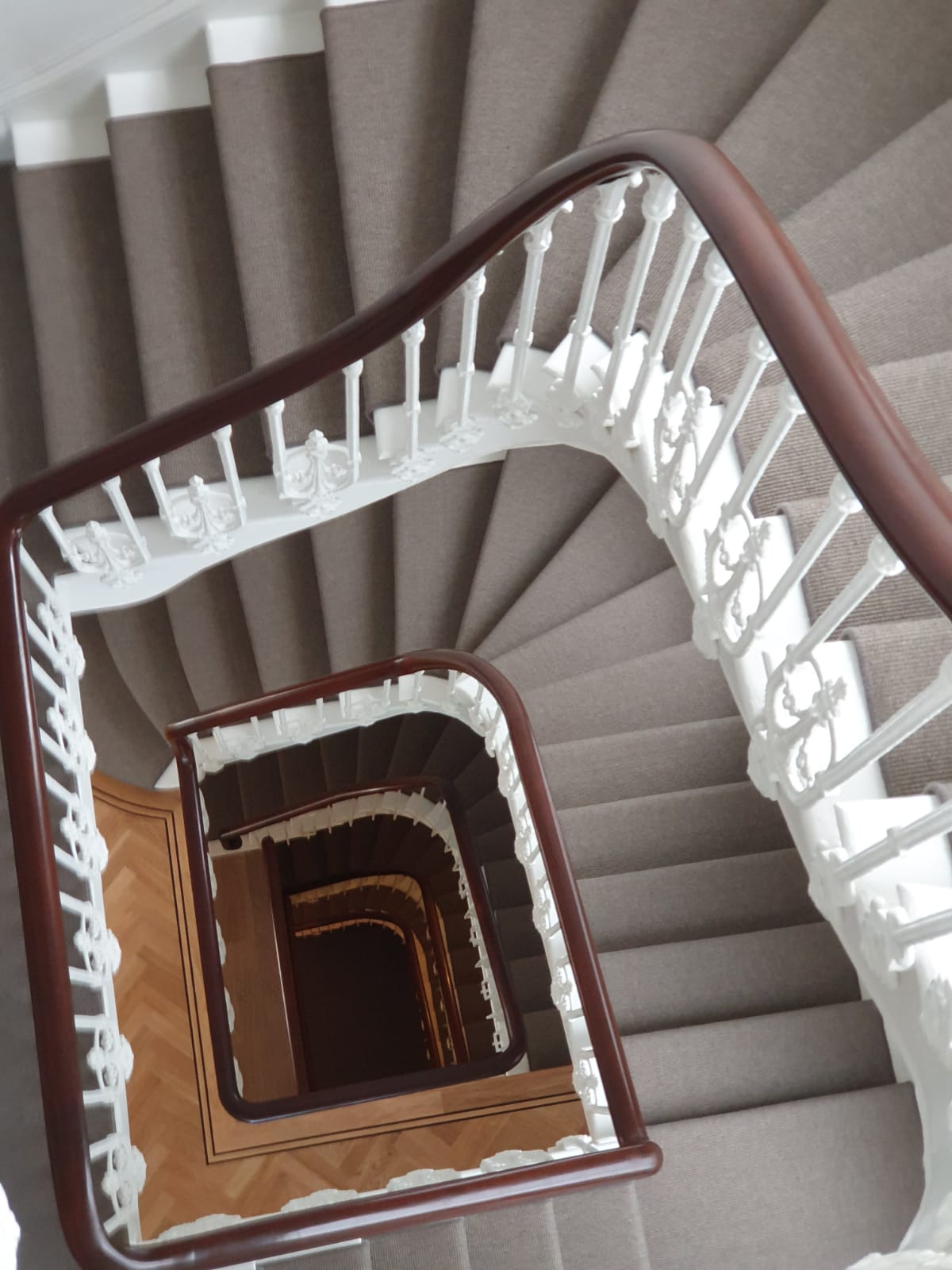 portfolio-black-white-striped-carpet-installation-fulham (5)