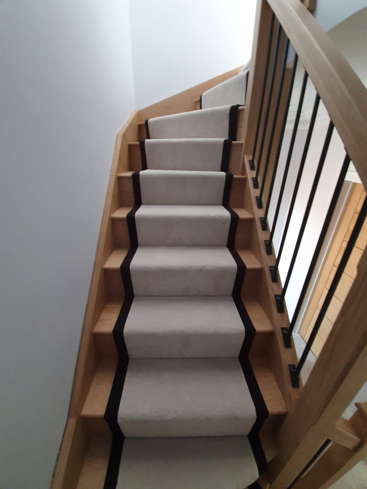 portfolio-white-carpet-stair-runner-black-binding-balham (4)
