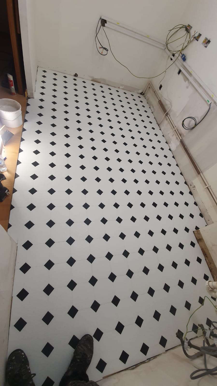 Amtico Signature Key Stone Luxury Vinyl Tile In Borough 1