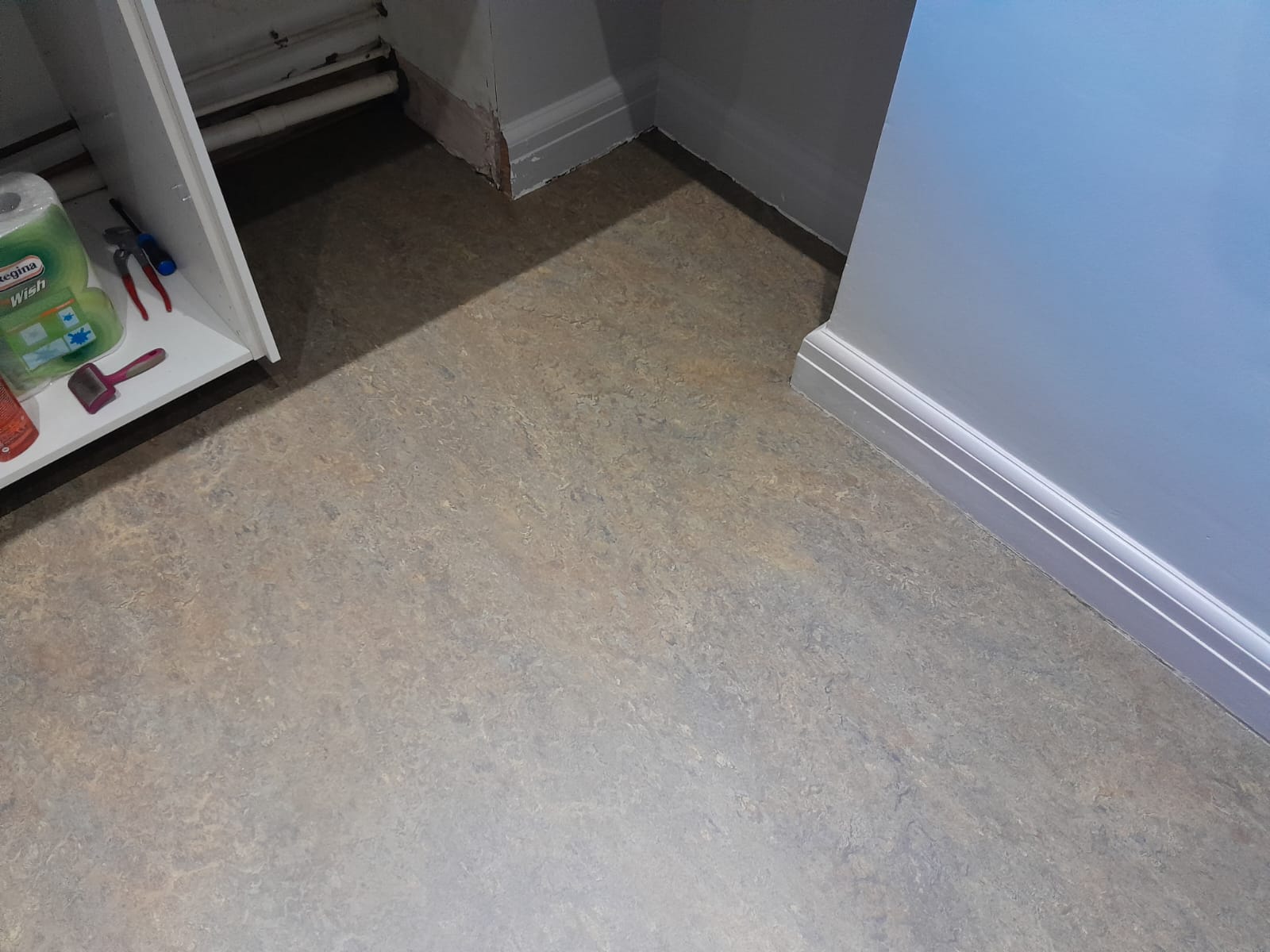 Marmoleum Cocoa 3584 White installation in Wandsworth-1